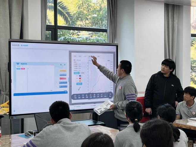 AI教育 局长说|杨浦区教育局局长王芳:高校智汇AI融合共创学习新生态(图3)