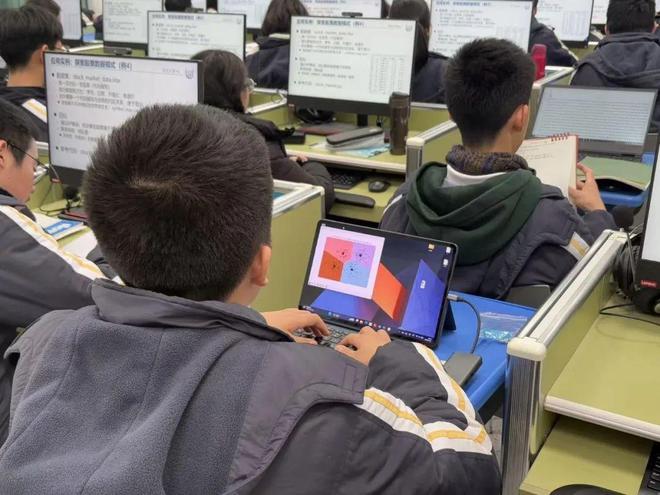 AI教育 局长说|杨浦区教育局局长王芳:高校智汇AI融合共创学习新生态(图2)