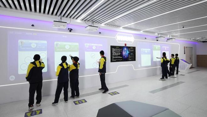 AI教育 局长说|杨浦区教育局局长王芳:高校智汇AI融合共创学习新生态(图5)