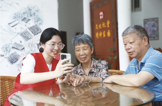 刘振国在《中国网信》杂志发表署名文章:提升老年人数字素养 积极应对人口老龄化(图1)