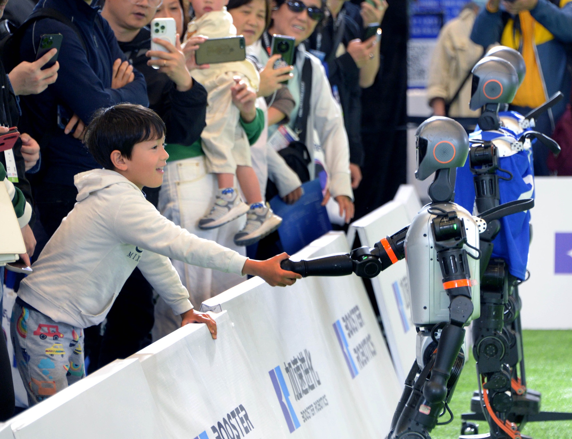 央广时评·回眸2025丨“遇事不决问AI” 人工智能赋能千行百业(图2)