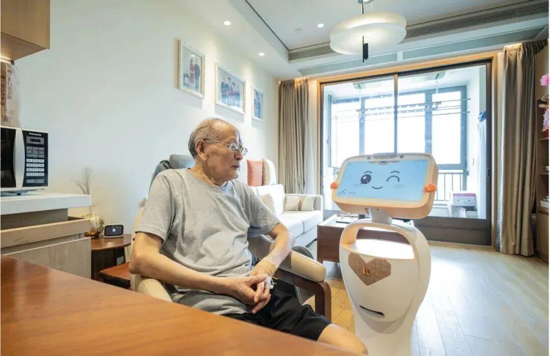 亮“绝活”！康养机器人养老社区拼实力